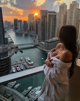 Девушка и вид на Дубай 