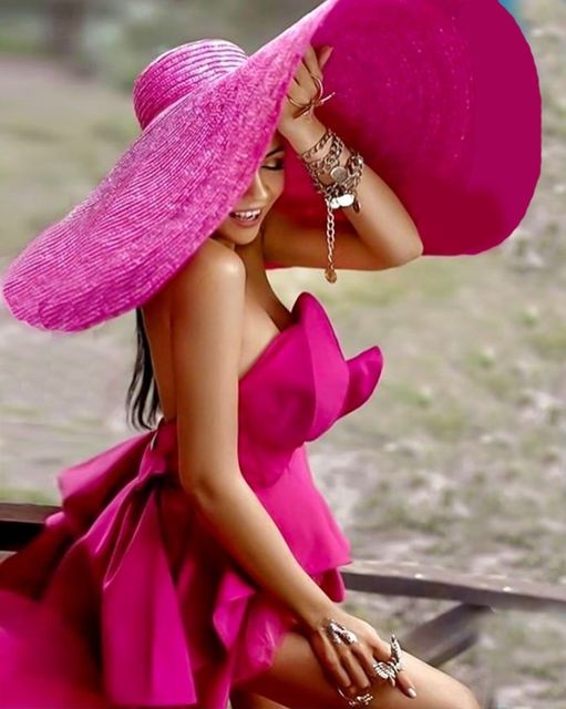 Картина по номерам 40x50 Красивая девушка в розовом наряде и большой шляпе