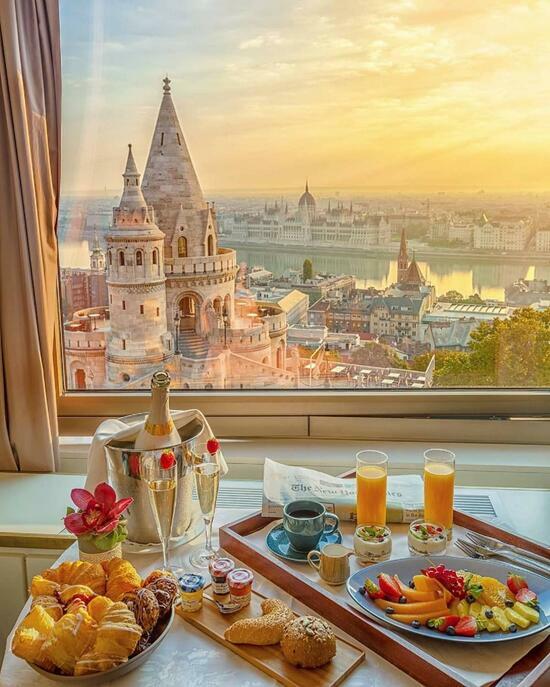 Картина по номерам 40x50 Завтрак в утреннем Будапеште