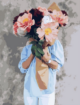 Мужчина с букетом крупных пионов