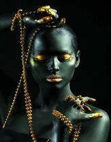 Без бренда «Девушка в черно-золотом макияже» в Кемерово в интернет-магазине  Без бренда «Девушка в черно-золотом макияже» в Кемерово