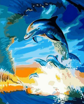 Стайка дельфинов прыгает в волнах